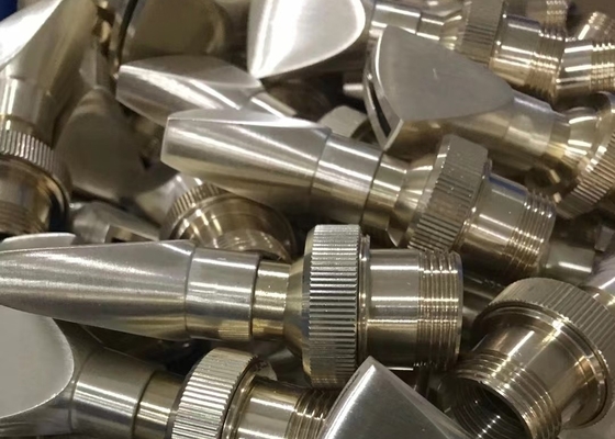 Boca completamente de cobre amarillo ajustable del flor del jet FNPT de la fuente de la fan de la dirección