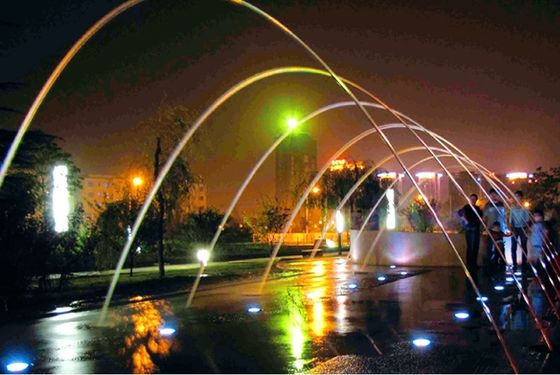 Jets de salto de la fuente del 1m del baile laminar colorido del agua