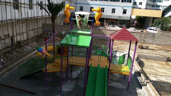 Los niños al aire libre ULTRAVIOLETA antis riegan la cascada de la seta del equipo del parque