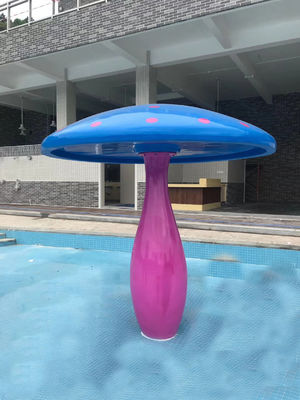 Los niños al aire libre ULTRAVIOLETA antis riegan la cascada de la seta del equipo del parque